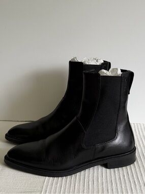 Vagabond Women’s Black Chelsea Boots